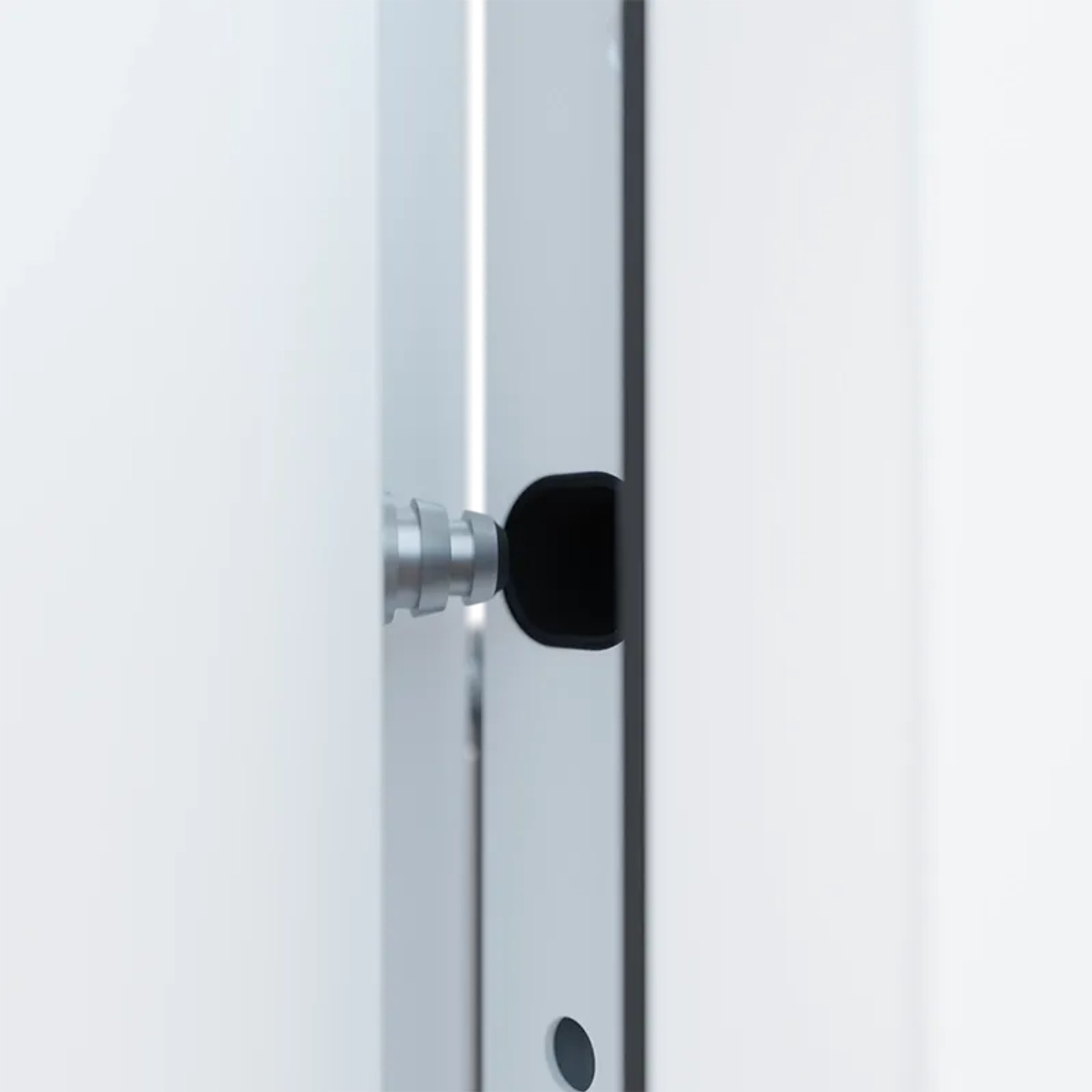 Detailaufnahme: Weiß lackierte FM Tür NBT56 K01 mit Türdrücker und Edelstahlrosette.