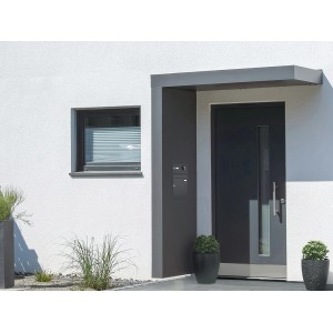 Modernes Gutta Rechteckvordach BS PLUS in Anthrazit mit Klingel, Sprechanlage und Kamera am Hauseingang.