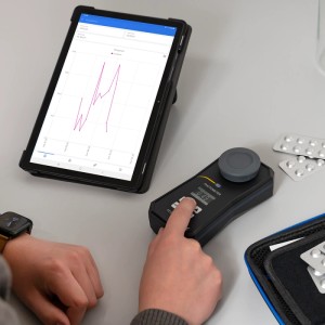 PCE Instruments Photometer CP 20 bei Messung. Prüfwerkzeug mit Display und Tablet.