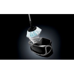 Leifheit CLEAN TWIST Disc Mop Ergo Black: Weiß-blauer Wischmopp wird im schwarzen Eimer mit Schleuderfunktion ausgewrungen.