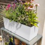 Lechuza Balconera Stone 50 in Quarzweiß, bepflanzter Blumenkasten mit Bewässerungssystem.