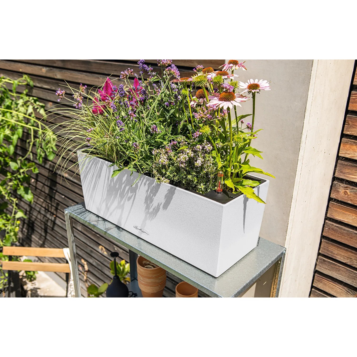 Lechuza Balconera Stone 50 in Quarzweiß, bepflanzter Blumenkasten mit Bewässerungssystem.