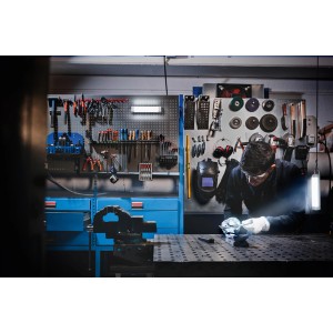 Mann arbeitet mit Ledvance LED Linear Tasklight Unterbauleuchte in Werkstatt.