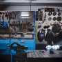 Mann arbeitet mit Ledvance LED Linear Tasklight Unterbauleuchte in Werkstatt.