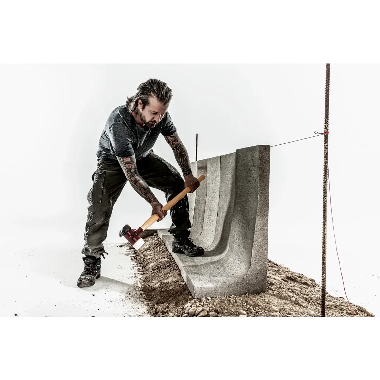 Mann arbeitet mit Halder Simplex Vorschlaghammer (Ø 60mm) an einem Stein.