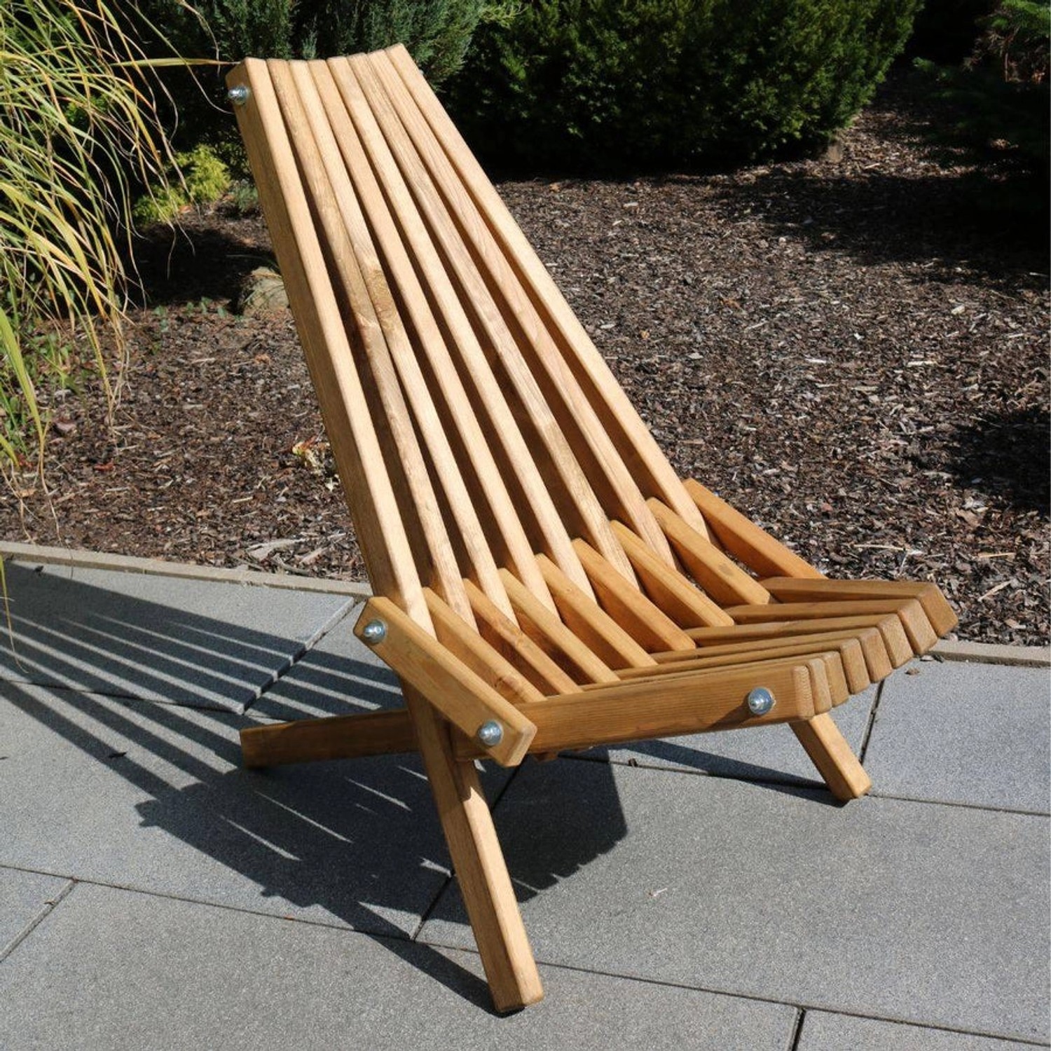 Holzliegestuhl aus Kiefer im skandinavischen Design für den Garten.