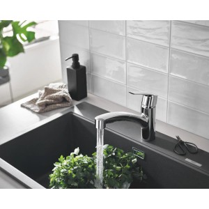 Grohe Spültischarmatur Start Chrom mit ausziehbarer Brause in einer modernen Küche.