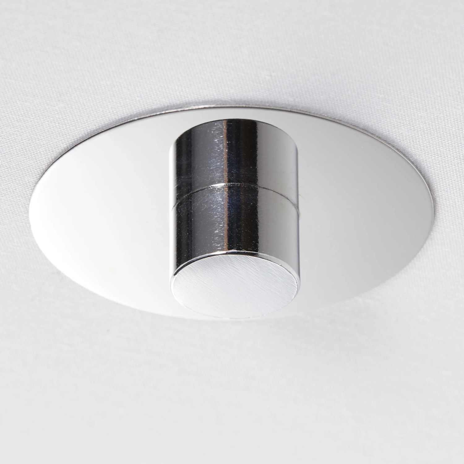Detailaufnahme der Brilliant Deckenleuchte Andria in Weiß-Chrom.