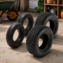 Zwei schwarze Rasentraktor Reifenmäntel mit Profil und zwei Schläuche 16x6.50-8 mit Winkelventil. Zubehör für Rasenmäher.