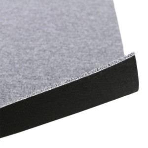 Detailaufnahme: Platingraue Teppichfliese 50x50 cm mit schwarzem Bitumenrücken.