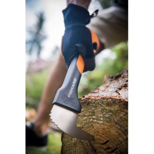 Fiskars WoodXpert XA2 Handsappie beim Anheben eines Holzscheits.