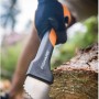 Fiskars WoodXpert XA2 Handsappie beim Anheben eines Holzscheits.