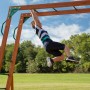 Junge hangelt an Affenleiter des Backyard Discovery Skyfort II Spielturms.