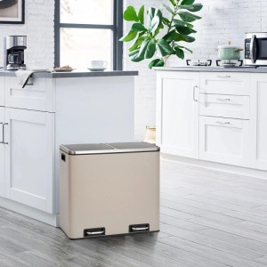 Taupefarbener Svita Treteimer 48L mit 2 Fächern für Mülltrennung in moderner Küche. Rechteckiger Abfalleimer mit Pedalen.