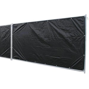 Schwarze Noor Bauzaunplane Profi (176x341cm) am Bauzaun mit Ösen zur Befestigung.