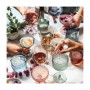 Bunte Villeroy & Boch Like Glass Trinkgläser in verschiedenen Formen und Farben, von Händen gehalten, gefüllt mit Getränken auf einem Tisch.