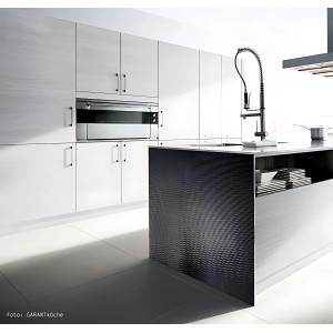 Hochglänzende, schwarze Wallface Paneele MOTION TWO MAGIC als Wandverkleidung in einer modernen Küche.