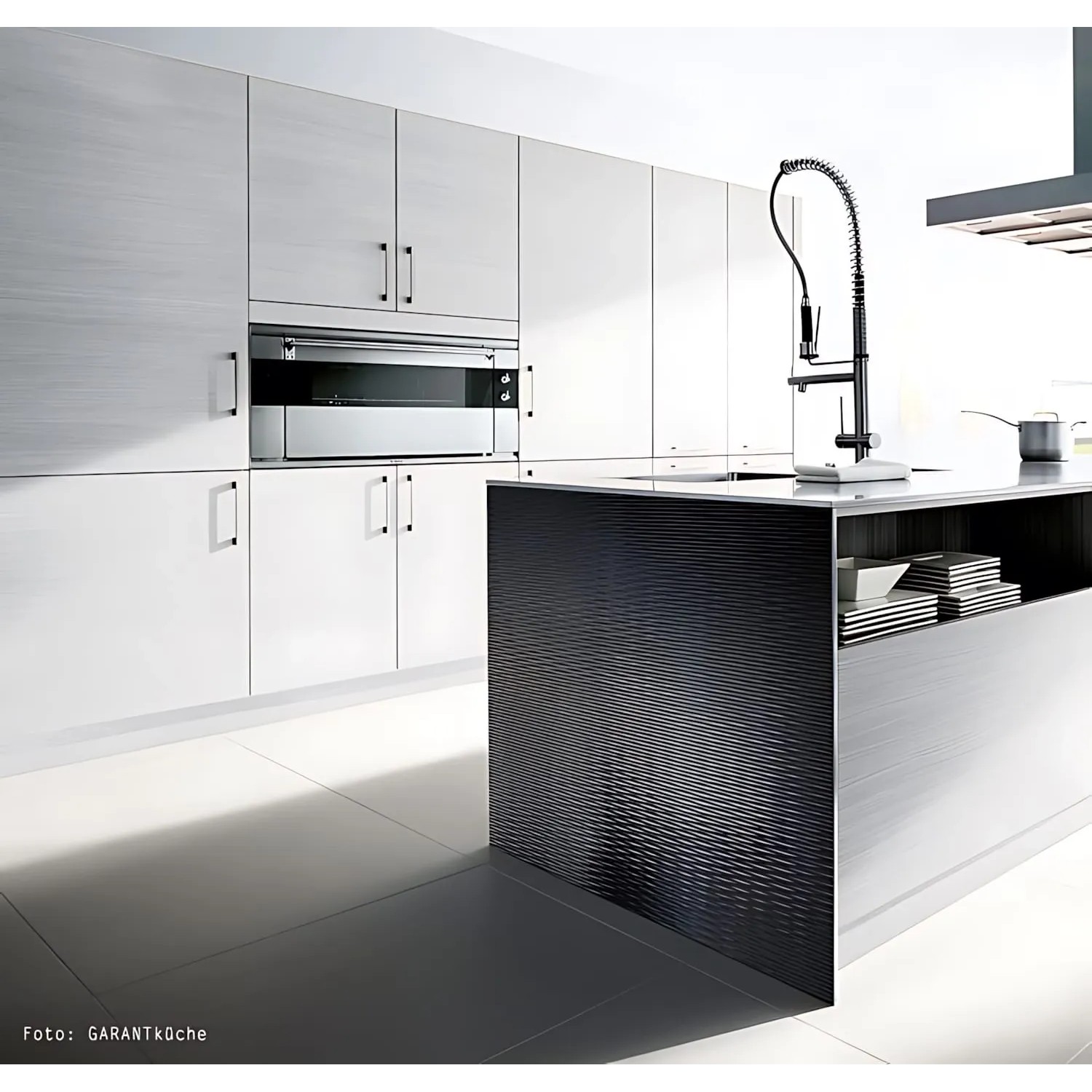 Hochglänzende, schwarze Wallface Paneele MOTION TWO MAGIC als Wandverkleidung in einer modernen Küche.