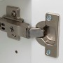 Detailaufnahme: Scharnier am weißen Held Möbel Bad-Midischrank Verona, 40 cm.