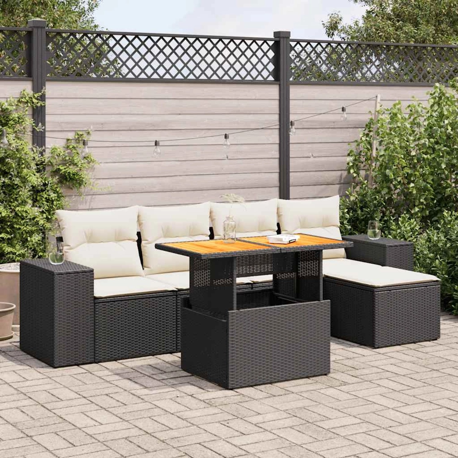 Schwarze 6-tlg. vidaXL Garten-Sofagarnitur aus Poly Rattan mit Tisch und cremefarbenen Kissen.