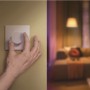 Hand bedient weißen Philips Smart-Dial-Schalter zur Lichtsteuerung. Konfigurierbarer Drehregler für smarte Leuchten.