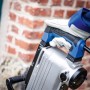 Nahaufnahme des LUX Abbruchhammers E-AHM-1700 (1.700 W) in Aktion.