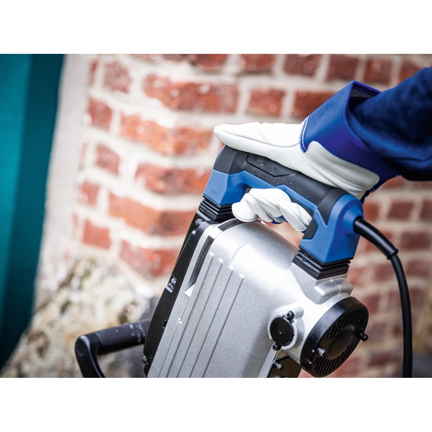 Nahaufnahme des LUX Abbruchhammers E-AHM-1700 (1.700 W) in Aktion.