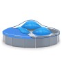 Blaue Pool Winter Luftkissen auf einem runden Pool unter der Abdeckung. Sie stützen die Abdeckung für Wasserablauf.