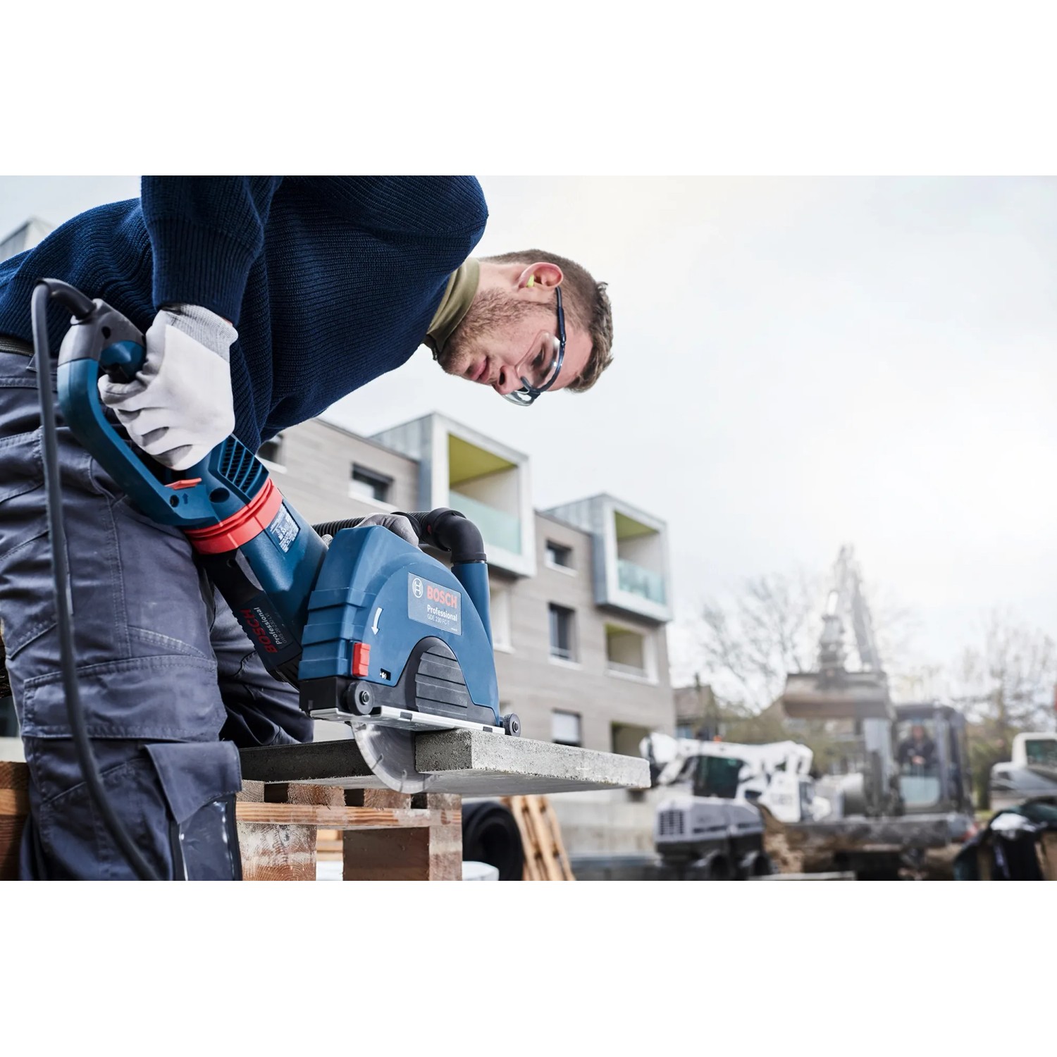 Bosch Diamanttrennscheibe Standard Stein im Einsatz beim Steinschneiden.
