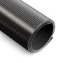 Gerollter, schwarzer KARAT PVC-Bodenbelag Strips mit Rillenstruktur.