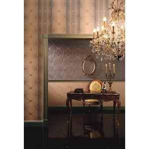 Glööckler Vliestapete Imperial Rauten mit Krönchen in Cappuccino im Raum.