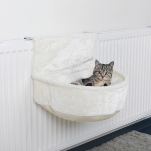 Weißer Trixie Kuschelsack für Heizkörper mit Katze. Katzenbett mit Halterung am Heizkörper.