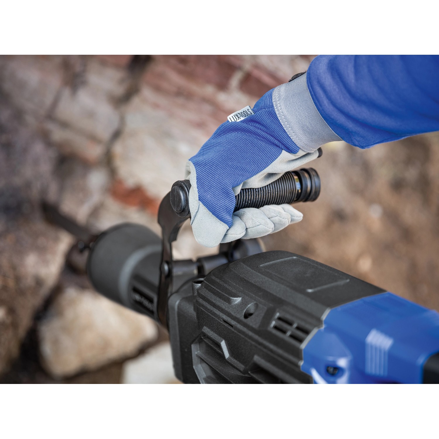 LUX-TOOLS Abbruchhammer E-ABH-1700 im Einsatz beim Stemmen einer Wand.