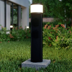 Schwarze Lucande Außenleuchte Corban mit Steckdosen im Garten. Moderne Sockelleuchte aus Aluminium, spritzwassergeschützt.
