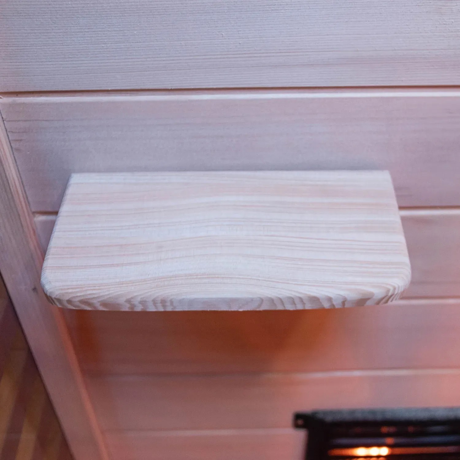 Detailaufnahme: Ablage aus Hemlock-Tannenholz in Dewello Infrarotkabine Hamlin.