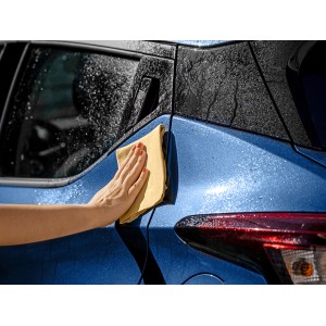 Blaues Auto wird mit APA Fensterleder Echtleder Gr. XL abgetrocknet.