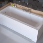 Weiße Rechteck-Badewanne OPTIMA 150x70 aus Acryl mit Ablauf und Füßen, in modernem Badambiente installiert.