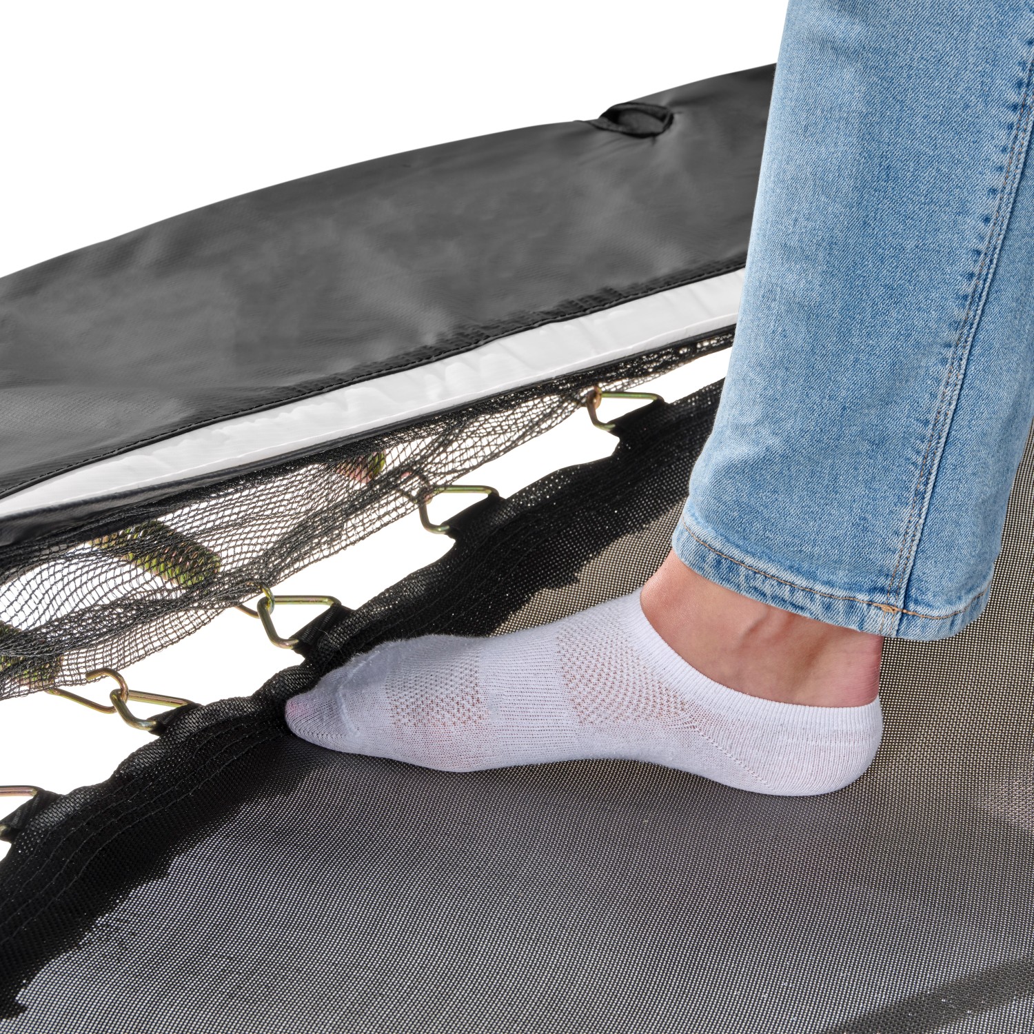Detailaufnahme: Fuß auf schwarzem EXIT Allure Premium Bodentrampolin. Sicherer Einstieg ins Trampolin.