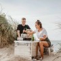 Enders Campingkocher Maveriq in Nutzung: Paar kocht im Freien mit dem Gaskocher auf einem Campingtisch.