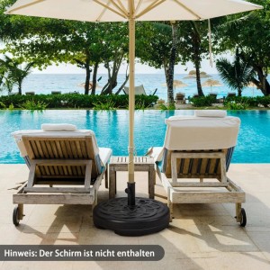 Schwarzer, befüllbarer Costway Sonnenschirmständer (23L/39kg) mit Sonnenschirm am Pool.