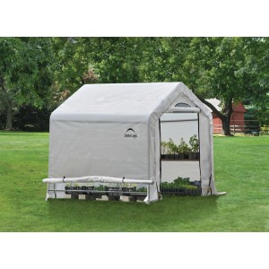 ShelterLogic Foliengewächshaus 3,24 m² im Garten. Das Gewächshaus bietet optimalen Schutz für Pflanzen.