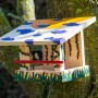 Bemaltes Dobar Vogelfutterhaus aus Kiefernholz am Baum mit Vogel, Bausatz 23x18x16 cm.