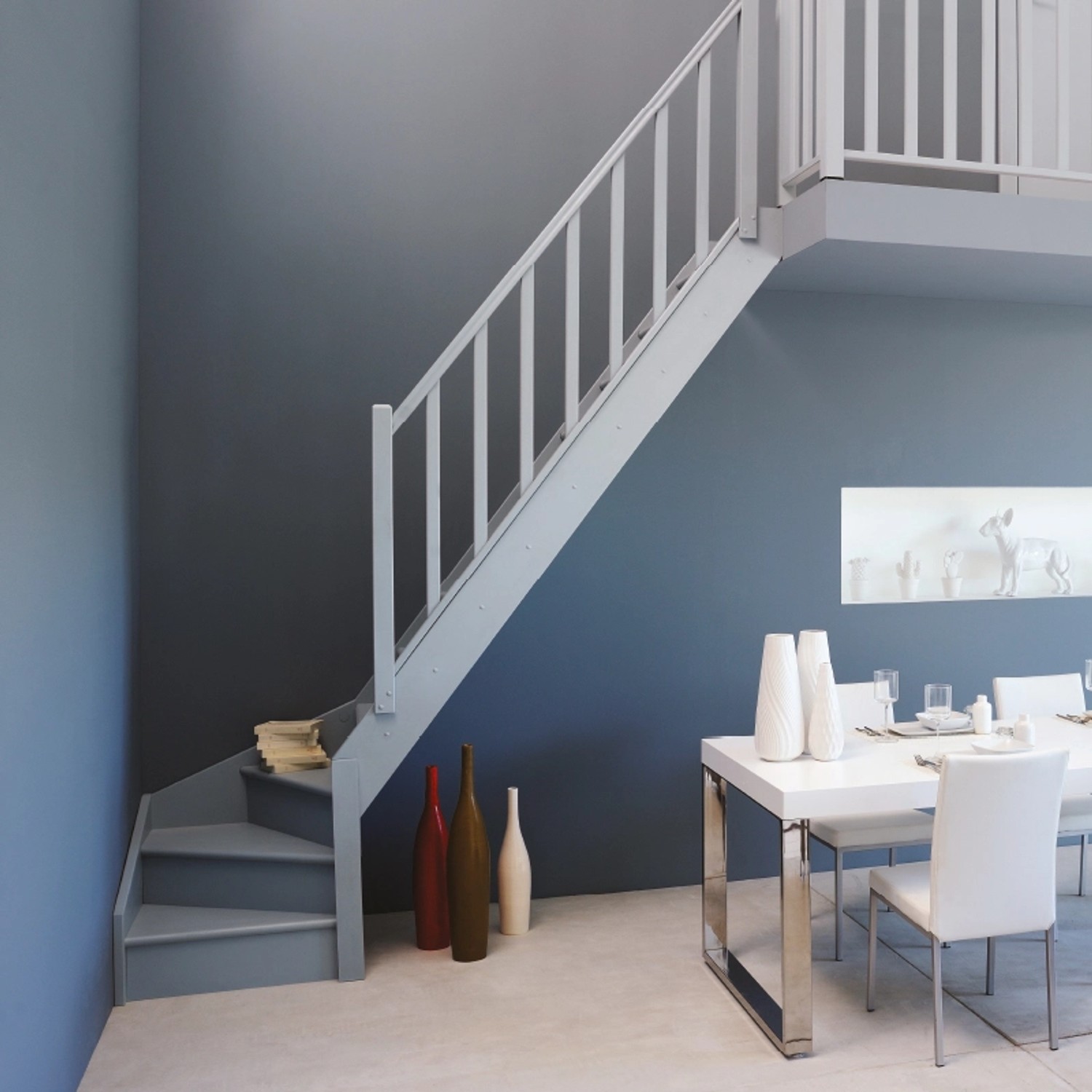 Helle Fichte Innentreppe mit geradem Geländerpfosten und Treppengeländer im Wohnraum.