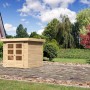 Unbehandeltes Karibu Holz-Gartenhaus Boras mit Flachdach im Garten.