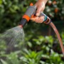 Gardena Comfort Reinigungsspritze in Aktion: Bewässerung mit verstellbarem Strahl.