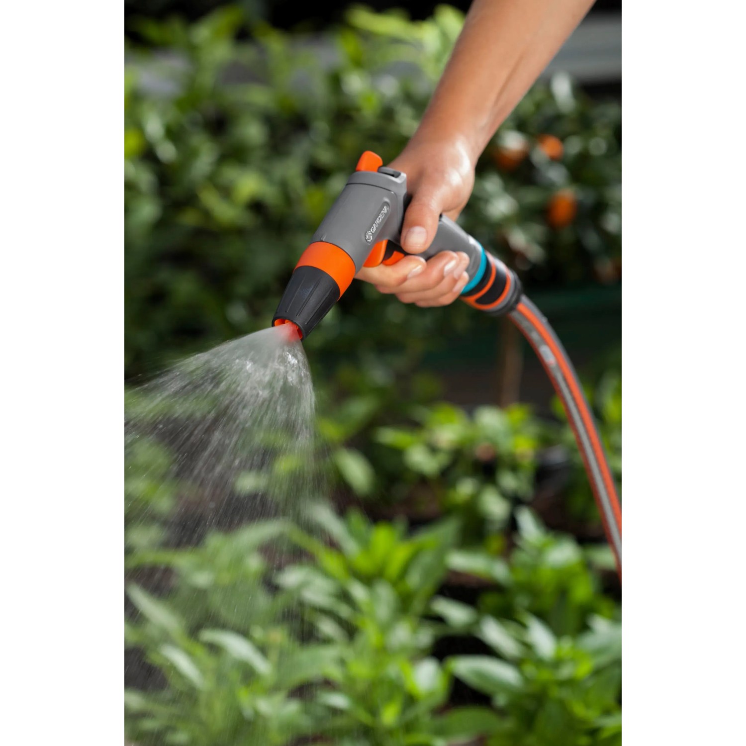 Gardena Comfort Reinigungsspritze in Aktion: Bewässerung mit verstellbarem Strahl.