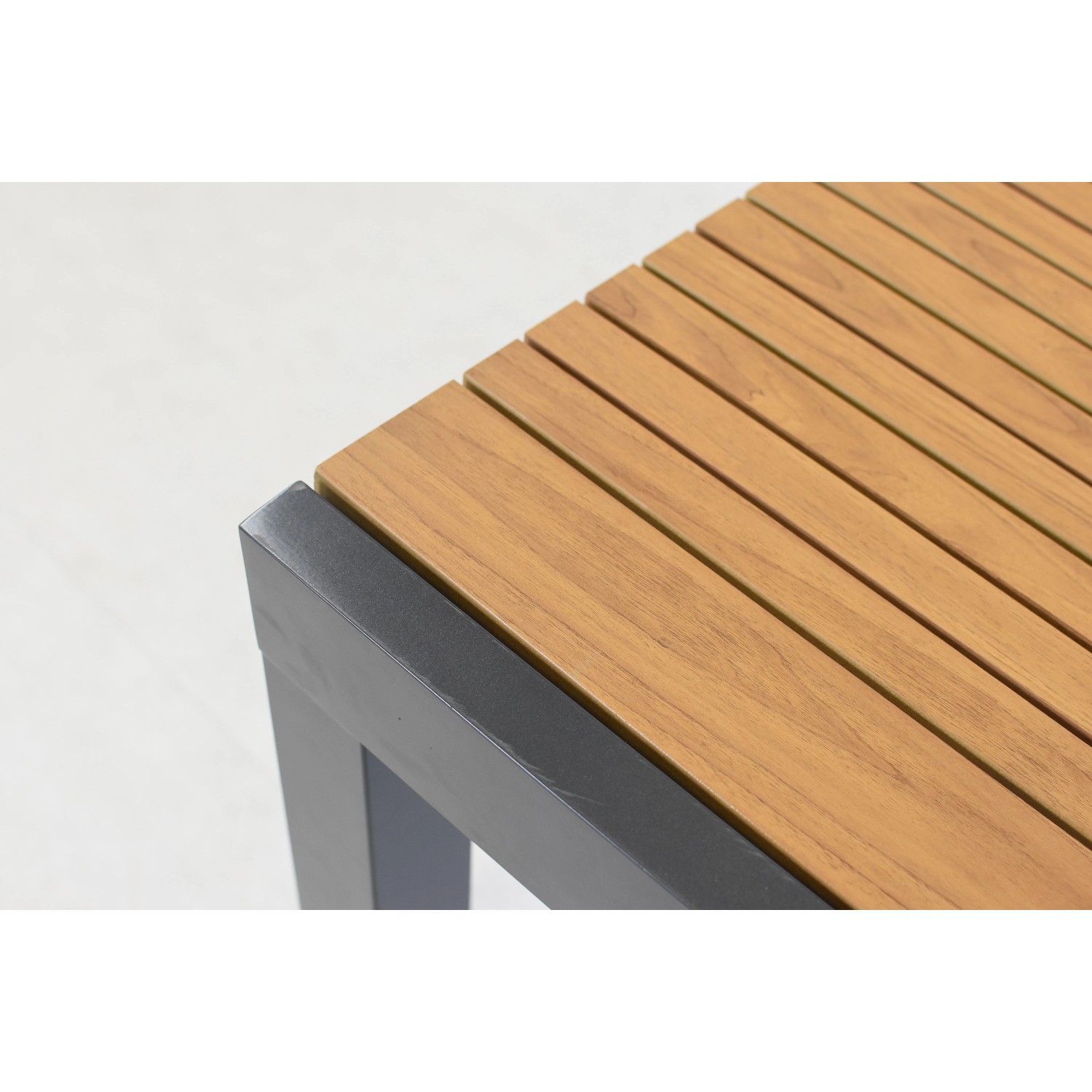 Detailansicht Gartentisch des Merxx Verona Sets: Tischplatte in Holzoptik, graphitfarbenes Gestell.