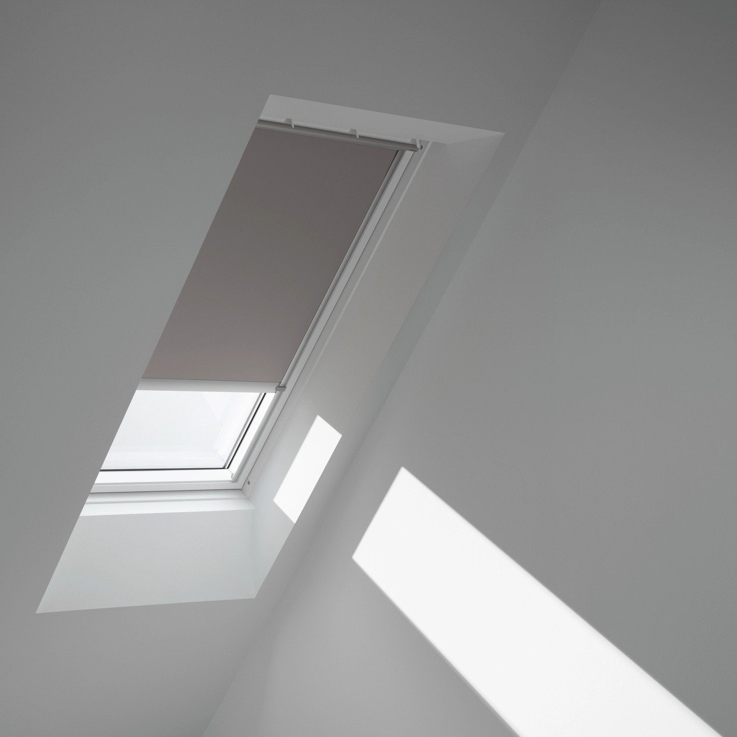 Velux Verdunkelungsrollo DML C02 Grau-Alu am Dachfenster für optimale Verdunkelung.