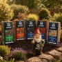 Galamio Holzhackschnitzel Fallschutz 60l und Mulch in Säcken, verschiedene Farben, mit Gartenzwerg im Garten.