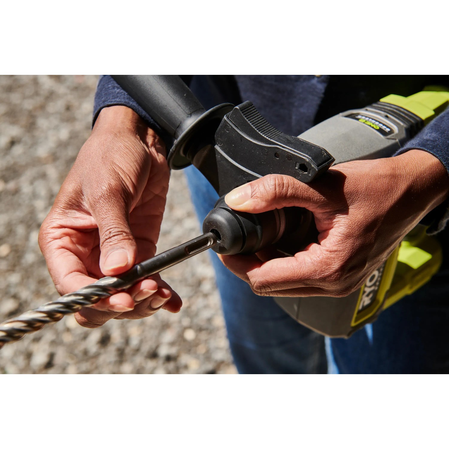 Ryobi Akku-SDS-Bohrhammer: Bohrer wird eingesetzt. Brushless, 18V, 2,5 Joule.